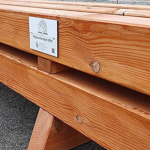 Nahaufnahme einer Sitzbank aus Holz 