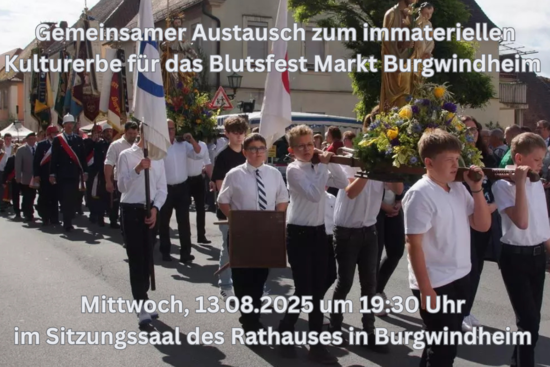 Prozession von Menschen verschiedener Altersgruppen an einem sonnigen Tag.