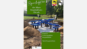 Bild Wasserspielplatz mit Text auf grünen Textboxen. 