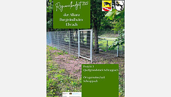 Bild Metallzaun mit Text auf grünen Textboxen. 