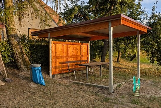 Überdachte Sitzgruppe auf dem Spielplatz.